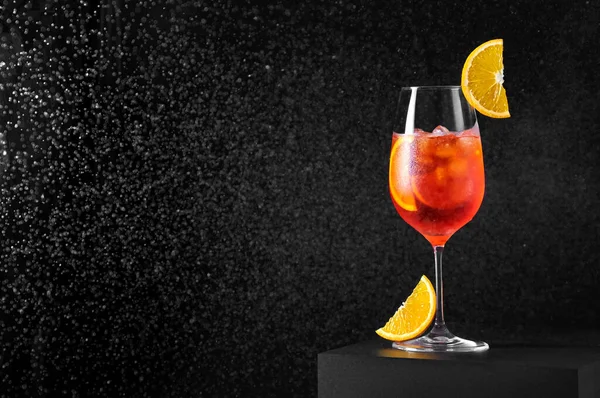 Koktajl Aperol Spritz Kieliszku Wina Rozpryskującą Się Wodą Ciemnym Tle — Zdjęcie stockowe