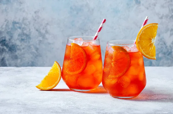 Aperol Spritz Cocktail Glazen Met Ijs Sinaasappelschijfje Lichtblauwe Achtergrond — Stockfoto