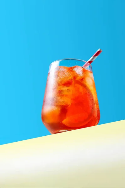 Aperol Spritz Cocktail Glas Met Ijs Sinaasappelschijfje Blauwe Ondergrond Trendy — Stockfoto