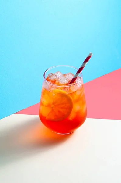 Aperol Spritz Cocktail Vidro Com Gelo Fatia Laranja Fundo Colorido — Fotografia de Stock