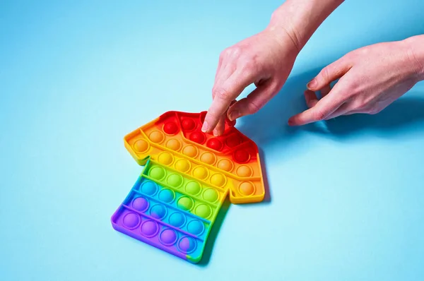 Chica Extiende Sus Manos Colorido Moda Pop Juguete Forma Camiseta — Foto de Stock