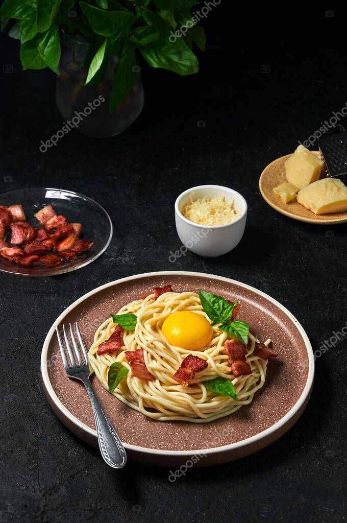 Pasta tradicional italiana Carbonara con tocino, queso y yema de huevo