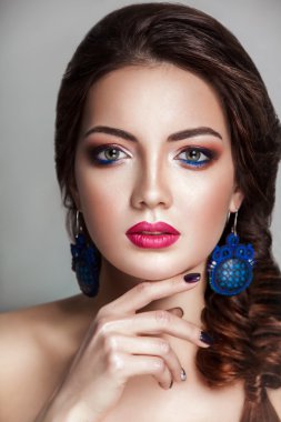 Güzel genç kadın portresi yüzü temiz ve örgü Fransız