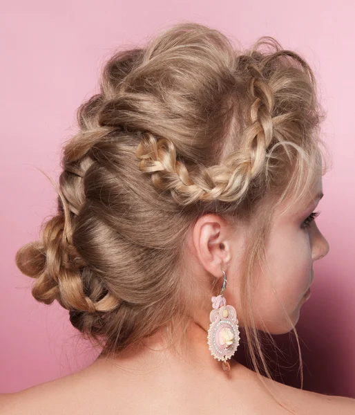 Sarı saçlı güzellik kadın örgü saç stili — Stok fotoğraf