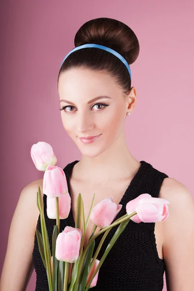 Leuke dame met de roze tulpen boeket — Stockfoto