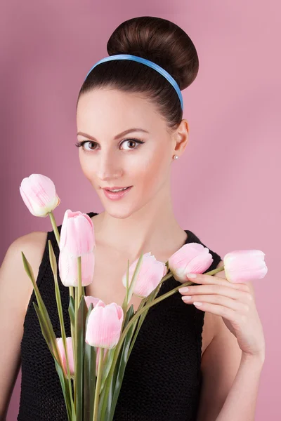 Leuke dame met de roze tulpen boeket — Stockfoto