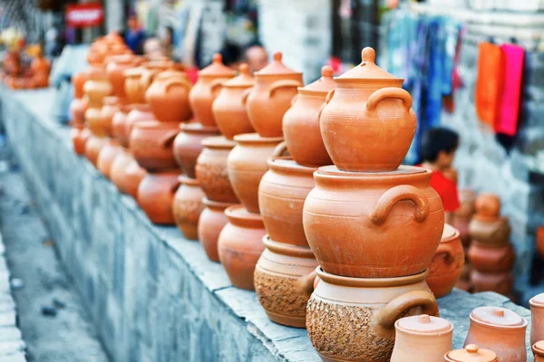 Eski kasaba Sheki, Azerbaijan yerel bir pazarda Hatıra Eşyası satılan.