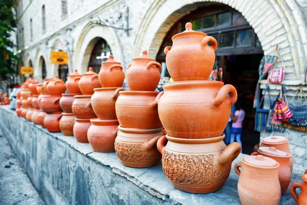 Souvenir venduti in un mercato locale nel centro storico di Sheki, Azerbaigian . — Foto Stock