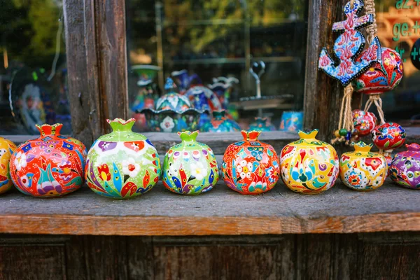 Eski kasaba Sheki, Azerbaijan yerel bir pazarda Hatıra Eşyası satılan.