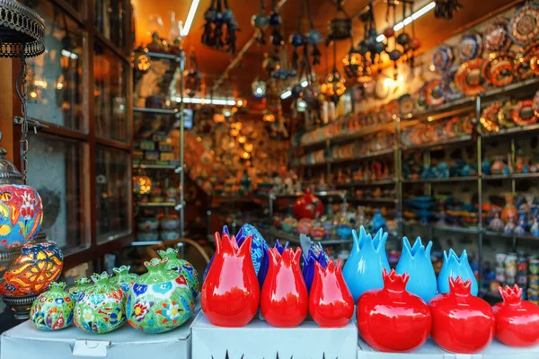 Lembranças vendidas em um mercado local na cidade velha de Sheki, Azerbaijão . — Fotografia de Stock