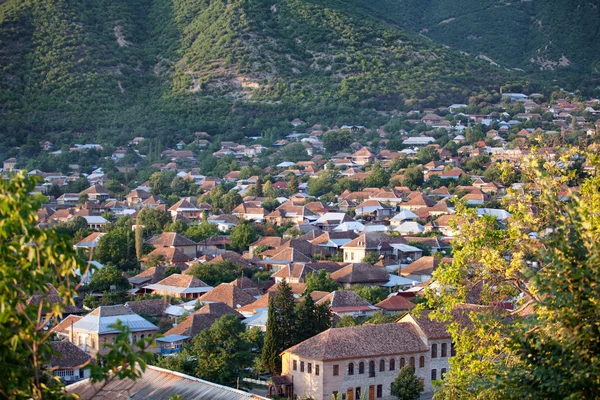 Panorama der Sheki-Stadt in den Bergen, Azerbaijan — Stockfoto