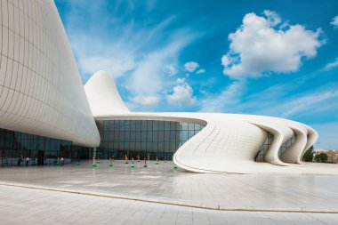 BAKU - 16 Temmuz: Bakü, Azerbaycan 'daki Heydar Aliyev Merkezi Müzesi. 