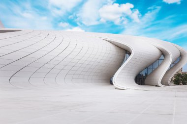 BAKU - 16 Temmuz: Bakü, Azerbaycan 'daki Heydar Aliyev Merkezi Müzesi. 