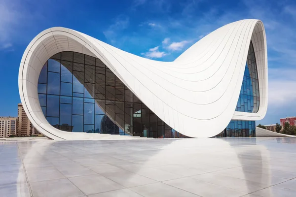 БАКУ - 16 июля: Музей Центра Гейдара Алиева в Баку, Азербайджан. — стоковое фото