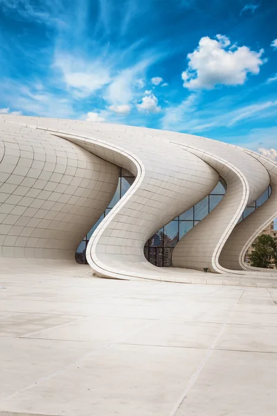 BAKU - 16 Temmuz: Bakü, Azerbaycan 'daki Heydar Aliyev Merkezi Müzesi. 