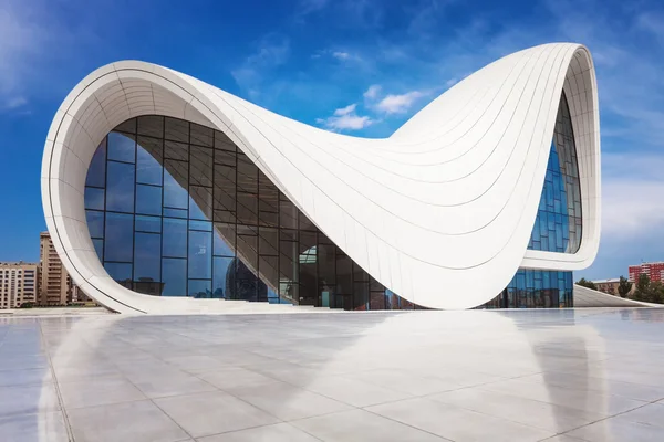 BAKU - 16. Juli: Heydar Aliyev Center Museum in Baku, Aserbaidschan. lizenzfreie Stockfotos