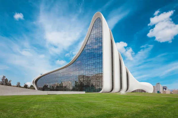 BAKU - 16 juli: Heydar Aliyev Center Museum in Bakoe, Azerbeidzjan. — Stockfoto