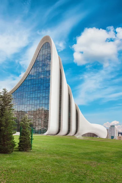 BAKU - 16. Juli: Heydar Aliyev Center Museum in Baku, Aserbaidschan. lizenzfreie Stockbilder