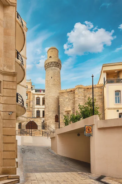 Minaret van Juma moskee, Cume mescidi in de oude stad Bakoe — Stockfoto