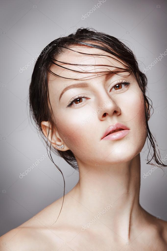灰色の背景に化粧を輝くウェット若い美しいヌードの女性の肖像画 — ストック写真 © fotoaliona 105459452