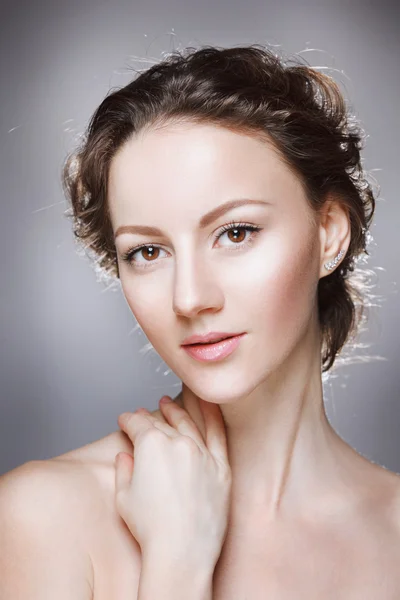 Portret pięknej młodej kobiety z czystą twarzą — Zdjęcie stockowe