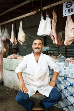 Sheki, Azerbaijan - 20 Temmuz 2015: erkek satıcı et kameraya bakarak portresi