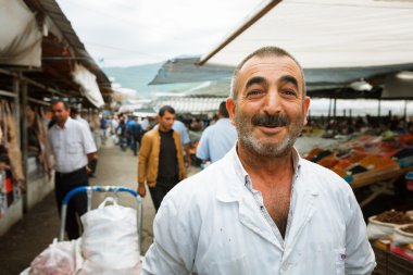Sheki, Azerbaijan - 20 Temmuz 2015: erkek satıcı et kameraya bakarak portresi