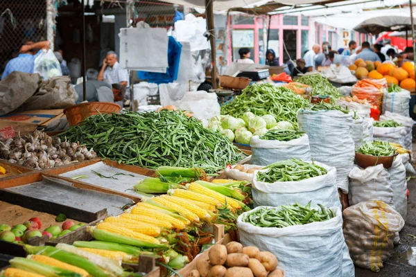 SHEKI, Azerbaijão - 20 de julho de 2015: Bustling frutas e vegetais autêntico mercado caucasiano — Fotografia de Stock