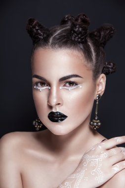 siyah beyaz saçlı güzel kadın portresi