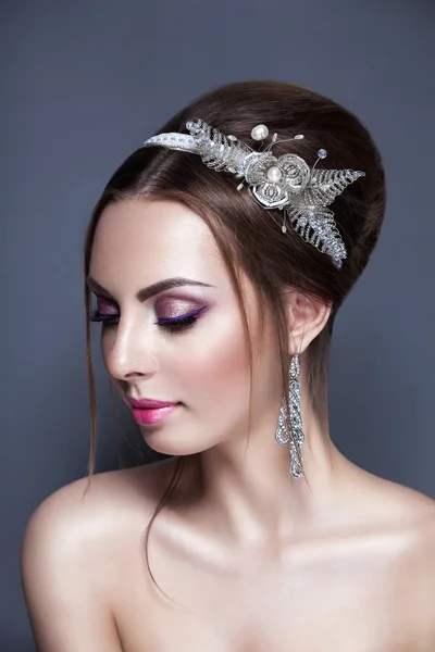 Schöne junge Braut mit Hochzeit Make-up auf Studio-Hintergrund — Stockfoto