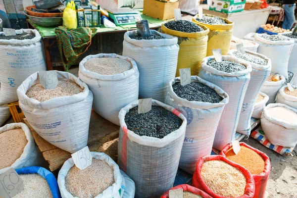 Azerbaijão, grãos, sementes, arroz no mercado de mantimentos — Fotografia de Stock