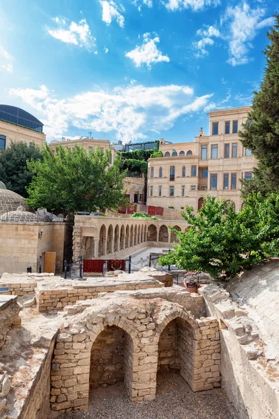 Baku, Azerbejdżan - 17 lipca 2015: Dziedziniec z lapidarium w Icheri Sheher starego miasta — Zdjęcie stockowe