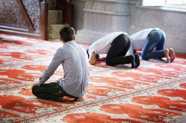 Bakü, Azerbaycan - 17 Temmuz 2015: tanımlanamayan bir Müslüman erkek Juma camide dua ediyor.