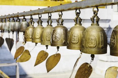 Dilek güneş ışığı altında birçok altın Budist zillerle