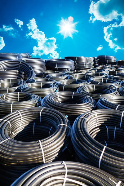 seçici odak ile açık havada siyah pvc plastik boru yığınları