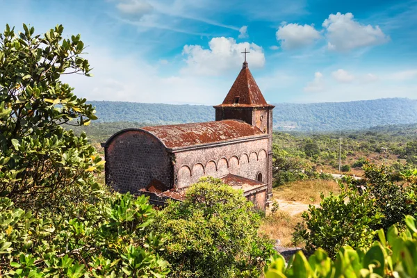 Kampot, Kamboçya Preah Monivong ulusal parkında Bokor dağın zirvesinde terk edilmiş Hıristiyan Kilisesi
