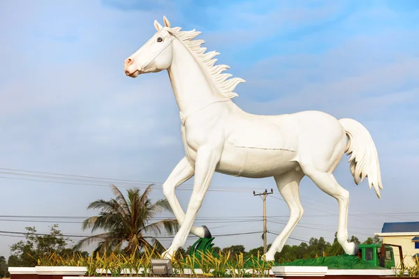 Statue de cheval blanc au Cambodge à Kampot. — Photo