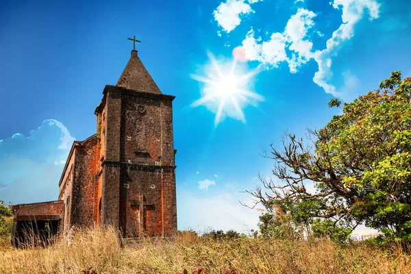 Chiesa cristiana abbandonata sulla cima del monte Bokor nel parco nazionale di Preah Monivong, Kampot, Cambogia — Foto Stock