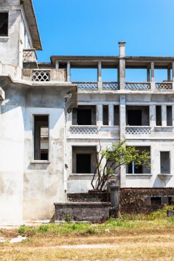 Kampot yakınlarındaki Ghost Town Hill istasyonunda terk edilmiş otel Bokor Palace. Kamboçya