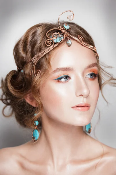 Blonde schoonheid vrouw portret met gouden haarjuwelen — Stockfoto
