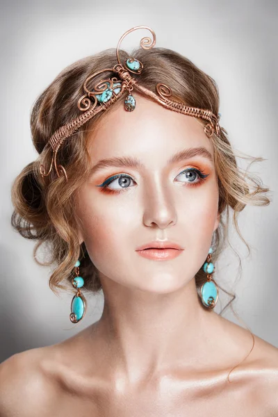 Bionda bellezza donna ritratto con gioielli capelli dorati — Foto Stock