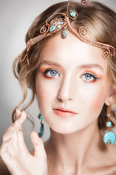 Πορτραίτο γυναίκας ξανθιά ομορφιά με χρυσά μαλλιά κοσμήματα — Φωτογραφία Αρχείου