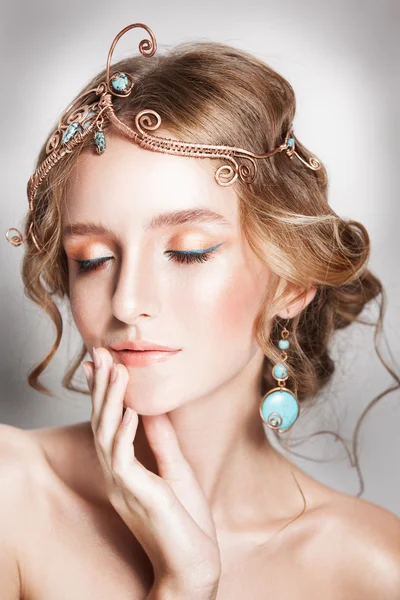 Retrato de mujer de belleza rubia con joyas de cabello dorado —  Fotos de Stock