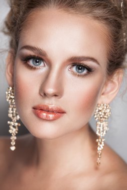 sarışın güzel kadın portre altın saç takı ve Gümüş mucevheratlar