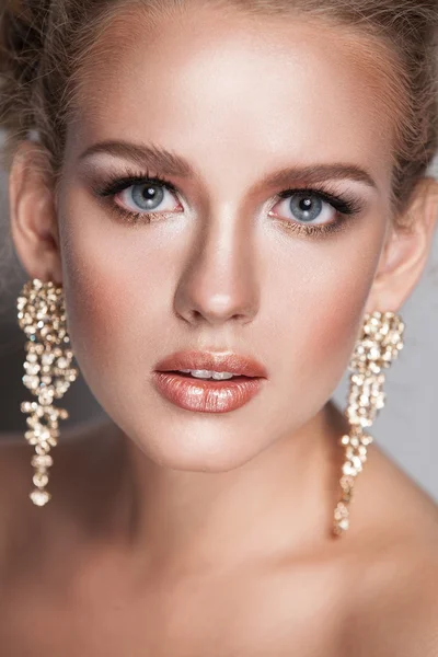 Blonde schoonheid vrouw portret met gouden haarjuwelen en oor-ringen — Stockfoto