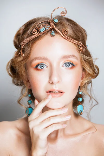 Blonde schoonheid vrouw portret met gouden haarjuwelen — Stockfoto