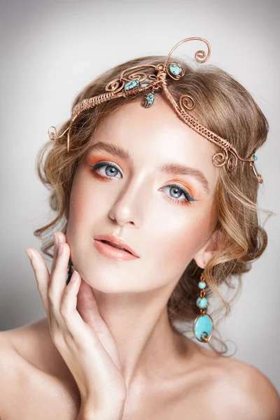 Blond piękność kobiety portret z złotej biżuterii włosy — Zdjęcie stockowe