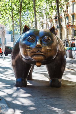 Barcelona, İspanya - 20 Nisan 2016: El Raval içinde kedi heykeli