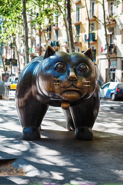 Barcelona, España - 20 de abril de 2016: Escultura de gato en el Raval — Foto de Stock