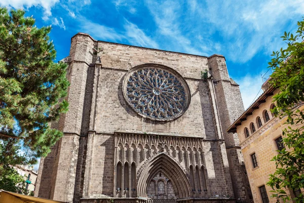 A principal fachada da igreja de Santa Maria del Pi em Barcelona, Catalunha, Espanha — Fotografia de Stock